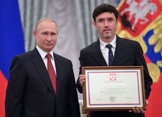 President Putin presents state decorations to Russian national footabll team