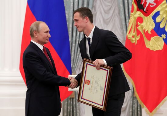 President Putin presents state decorations to Russian national footabll team