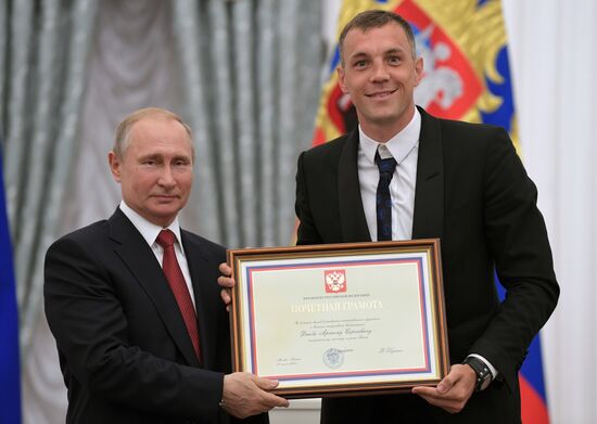 President Putin presents state decorations to Russian national footabll team