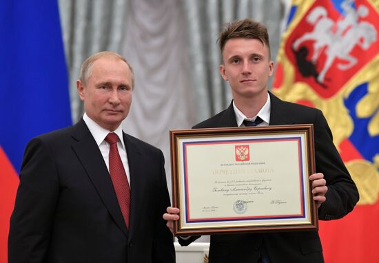 President Putin presents state decorations to Russian national footabll team