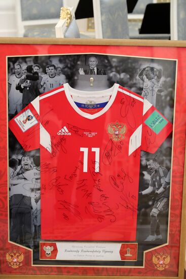 President Putin presents state decorations to Russian national footabll team