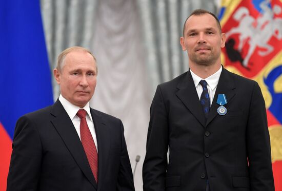 President Putin presents state decorations to Russian national footabll team