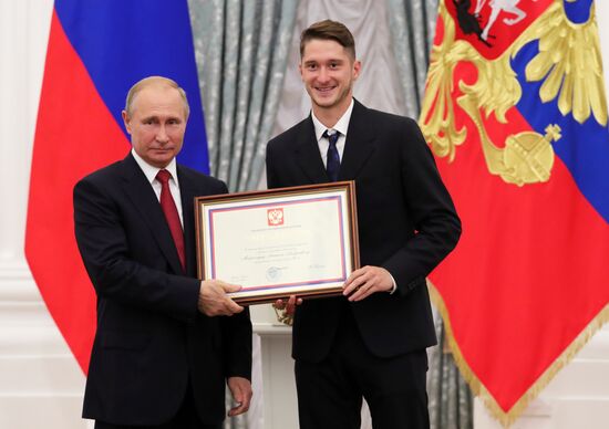 President Putin presents state decorations to Russian national footabll team