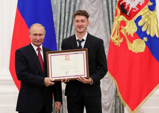 President Putin presents state decorations to Russian national footabll team