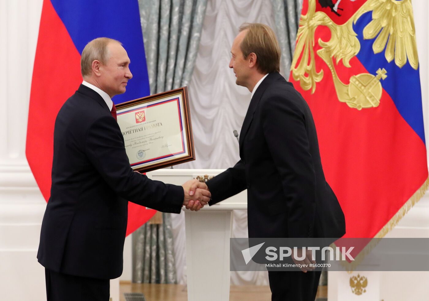 President Putin presents state decorations to Russian national footabll team