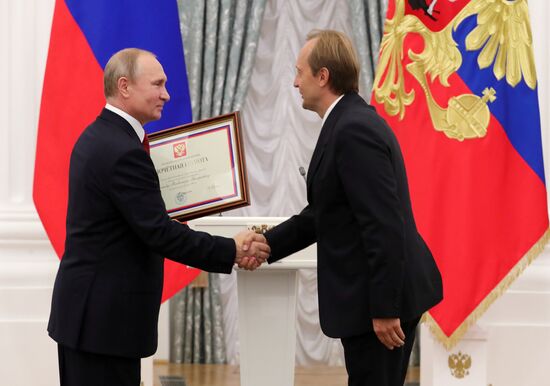 President Putin presents state decorations to Russian national footabll team