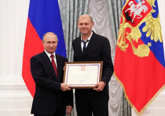 President Putin presents state decorations to Russian national footabll team