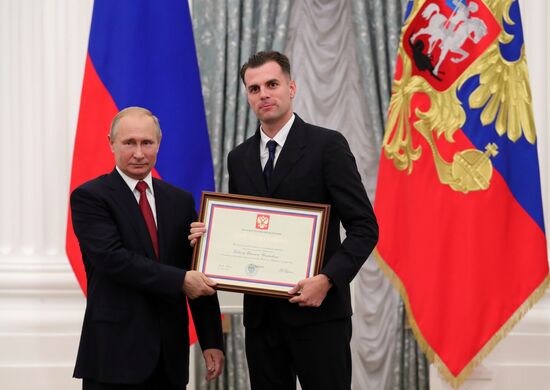 President Putin presents state decorations to Russian national footabll team