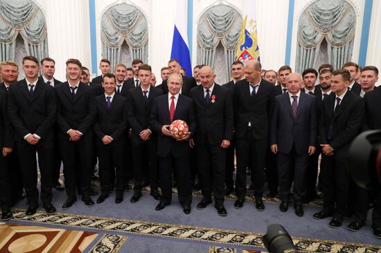 President Putin presents state decorations to Russian national footabll team