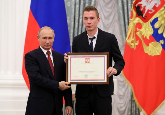 President Putin presents state decorations to Russian national footabll team