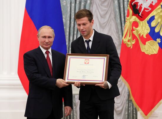 President Putin presents state decorations to Russian national footabll team