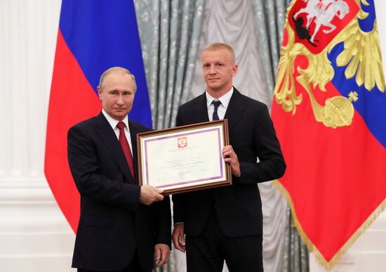 President Putin presents state decorations to Russian national footabll team