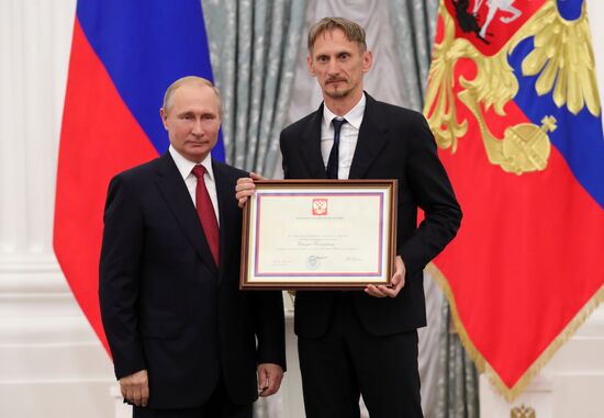 President Putin presents state decorations to Russian national footabll team