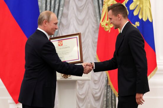 President Putin presents state decorations to Russian national footabll team
