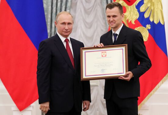 President Putin presents state decorations to Russian national footabll team