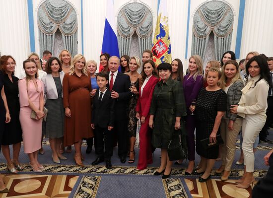 President Putin presents state decorations to Russian national footabll team