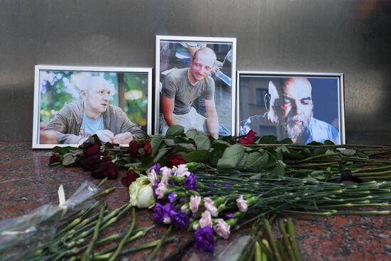 Flowers at Moscow's House of Journalists in memory of three journalists killed in Central Africa