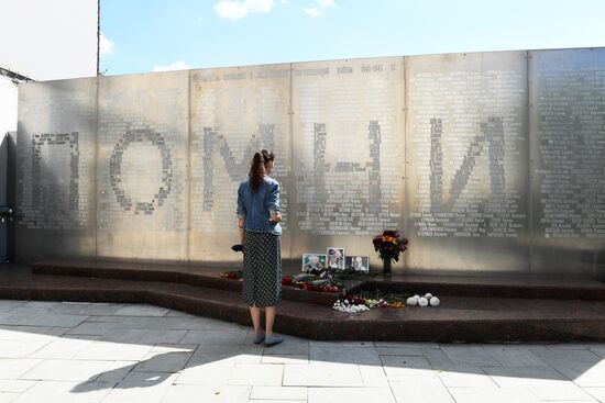 Flowers at Moscow's House of Journalists in memory of three journalists killed in Central Africa