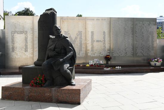 Flowers at Moscow's House of Journalists in memory of three journalists killed in Central Africa