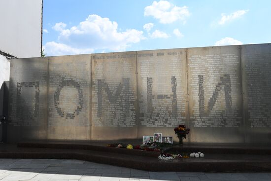 Flowers at Moscow's House of Journalists in memory of three journalists killed in Central Africa