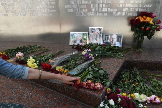 Flowers at Moscow's House of Journalists in memory of three journalists killed in Central Africa
