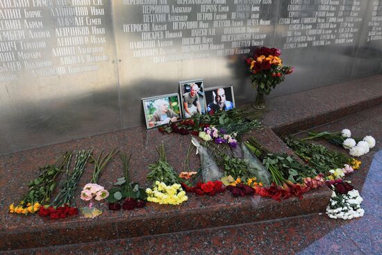 Flowers at Moscow's House of Journalists in memory of three journalists killed in Central Africa