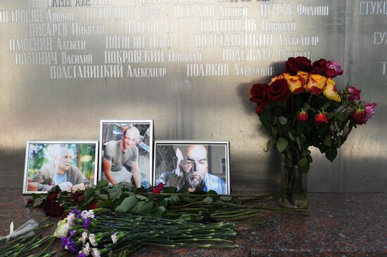 Flowers at Moscow's House of Journalists in memory of three journalists killed in Central Africa