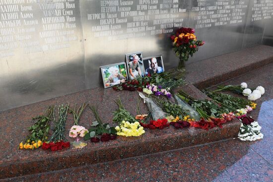 Flowers at Moscow's House of Journalists in memory of three journalists killed in Central Africa