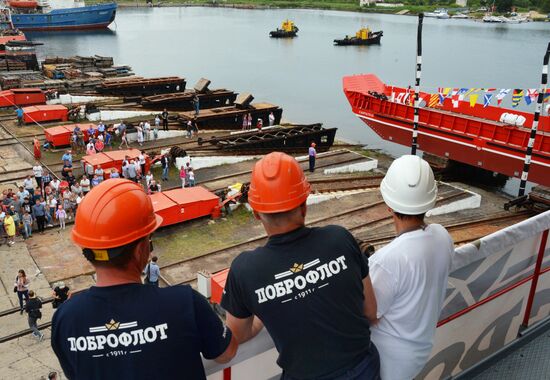 Launching a cargo-and-passenger barge in Primorye