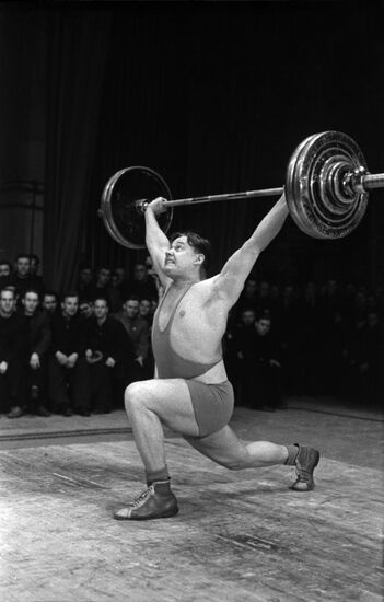 Soviet champion in weightlifting Alexander Medvedev