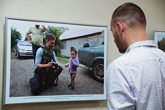 Andrei Stenin's exhibition opens in Lugansk