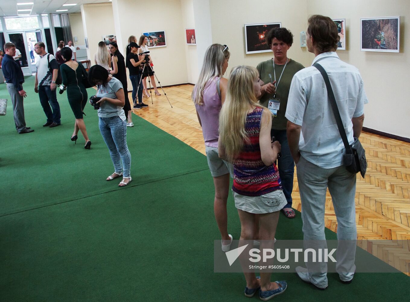 Andrei Stenin's exhibition opens in Lugansk