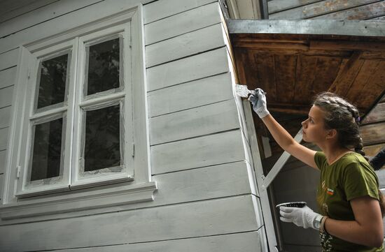 Russian and French volunteers restore architectural landmarks