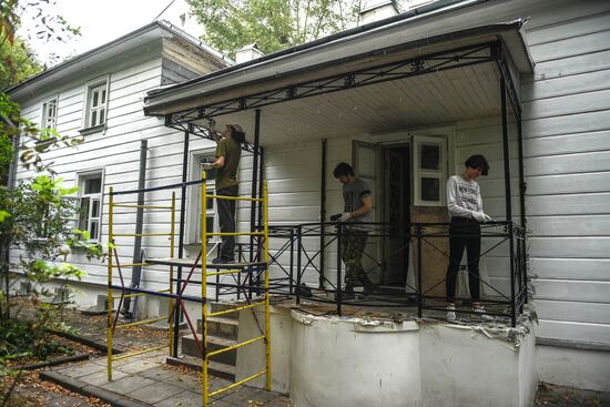 Russian and French volunteers restore architectural landmarks