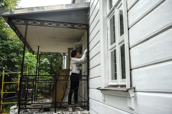 Russian and French volunteers restore architectural landmarks