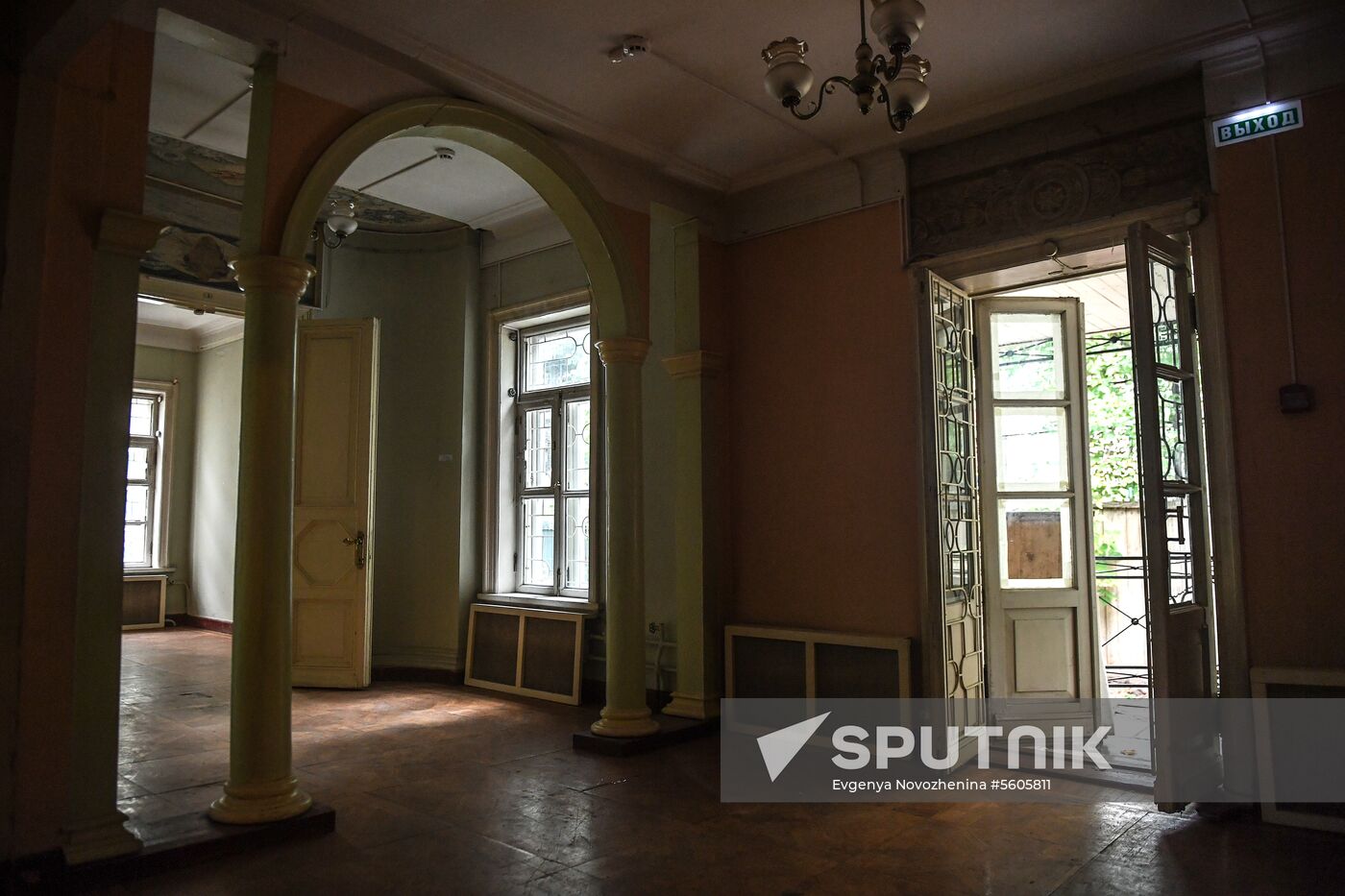 Russian and French volunteers restore architectural landmarks