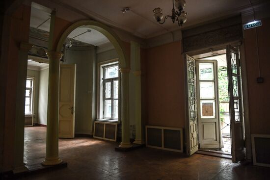 Russian and French volunteers restore architectural landmarks