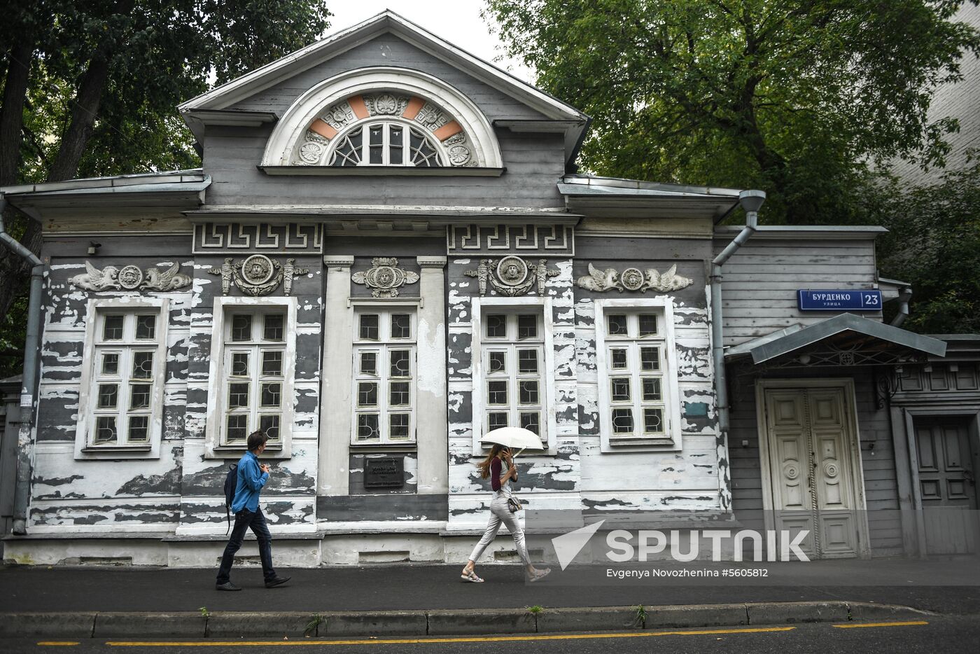 Russian and French volunteers restore architectural landmarks