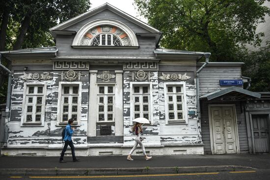Russian and French volunteers restore architectural landmarks