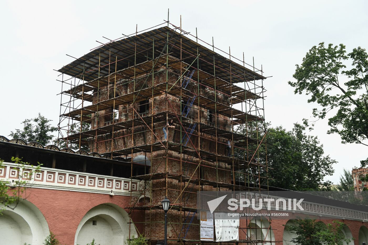 Russian and French volunteers restore architectural landmarks