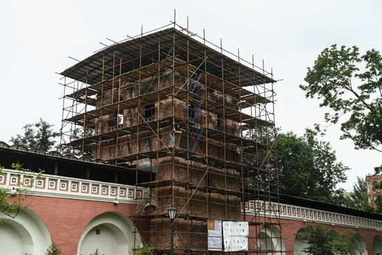Russian and French volunteers restore architectural landmarks