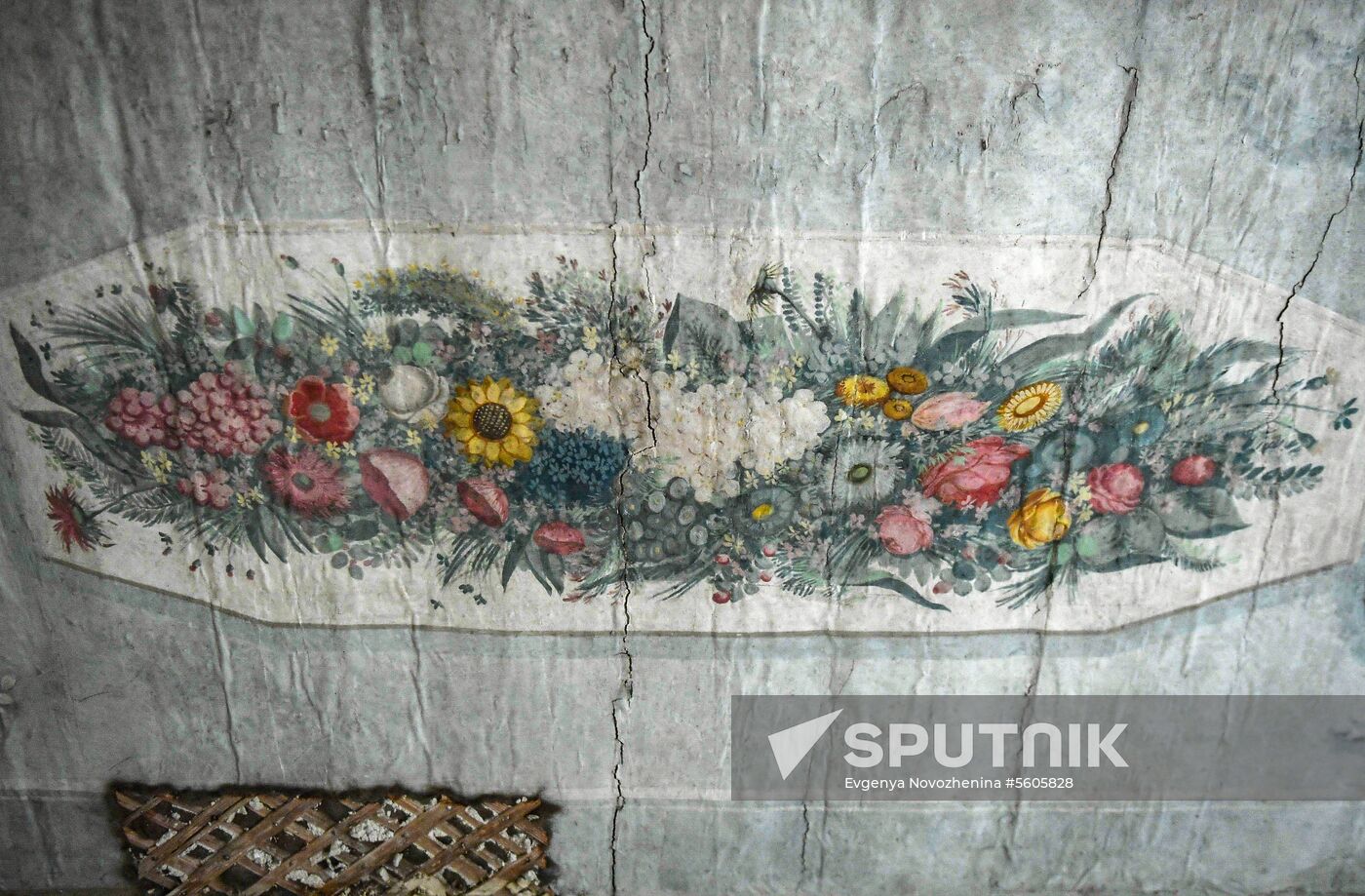 Russian and French volunteers restore architectural landmarks