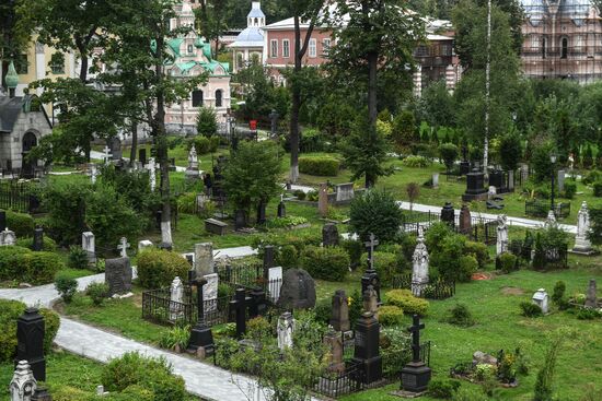 Russian and French volunteers restore architectural landmarks