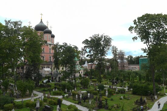 Russian and French volunteers restore architectural landmarks