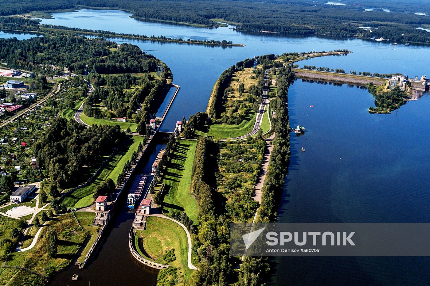 Construction of bridge across Volga River in Dubna