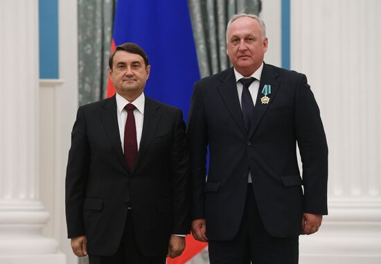 Presidential Aide Igor Levitin presents awards to participants of Pyeongchang Olympics
