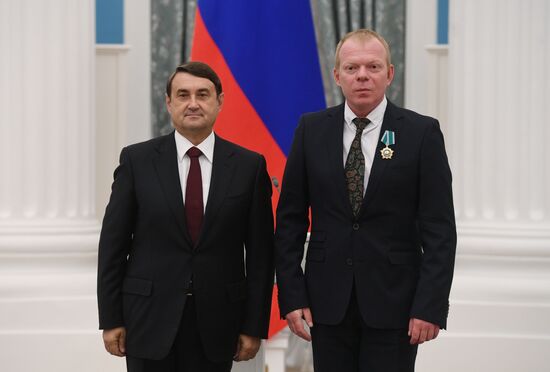 Presidential Aide Igor Levitin presents awards to participants of Pyeongchang Olympics