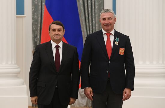 Presidential Aide Igor Levitin presents awards to participants of Pyeongchang Olympics