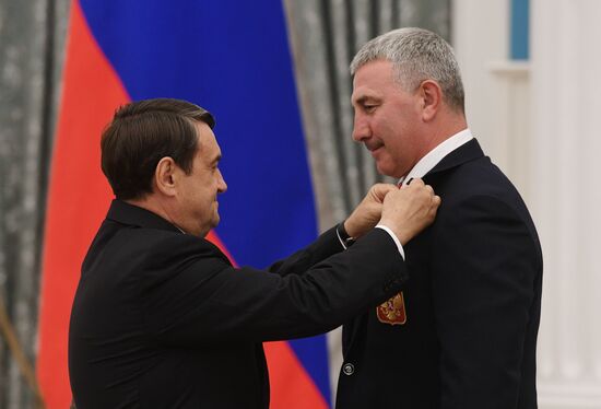 Presidential Aide Igor Levitin presents awards to participants of Pyeongchang Olympics