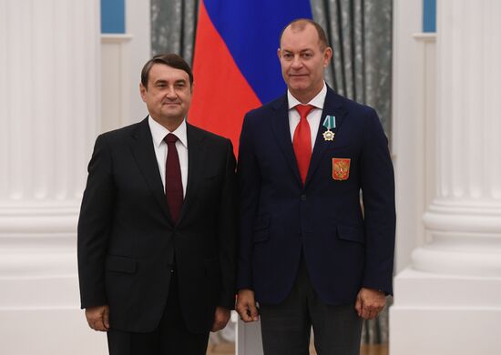 Presidential Aide Igor Levitin presents awards to participants of Pyeongchang Olympics